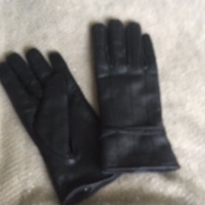 Black leather gloves...Size M-L .. NWOT